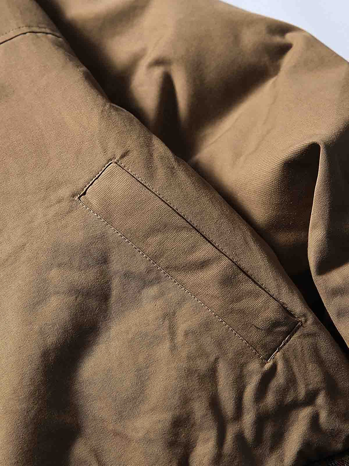 製品画像
「イギリス風チェック柄とシンプルな無地のリバーシブルデザインを特徴とする中綿ジャケット。100%コットン素材を使用し、軽量で暖かい秋冬用万能アウターの正面全体図」
詳細画像
「クラシックなイギリス風チェック柄とシンプルな無地デザインを両立したリバーシブル仕様のディテールクローズアップ。キルティング加工と袖口のゴム仕様が保温性と快適性を強化」