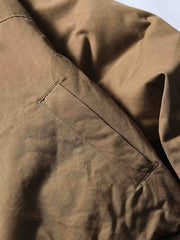 製品画像
「イギリス風チェック柄とシンプルな無地のリバーシブルデザインを特徴とする中綿ジャケット。100%コットン素材を使用し、軽量で暖かい秋冬用万能アウターの正面全体図」
詳細画像
「クラシックなイギリス風チェック柄とシンプルな無地デザインを両立したリバーシブル仕様のディテールクローズアップ。キルティング加工と袖口のゴム仕様が保温性と快適性を強化」