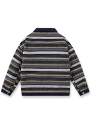 製品画像
「エスニック柄とバイカラーデザインを組み合わせた中綿ジャケット。ルーズフィットのシルエットと保温性に優れたデザインで、冬のコーディネートに最適な個性的なアウターの全体展示図」
詳細画像
「クラシックなエスニック柄とモダンなバイカラーデザインのディテールクローズアップ。防風性を備えた高品質ポリエステル素材を使用し、デザイン性と実用性を兼ね備えたジャケット」