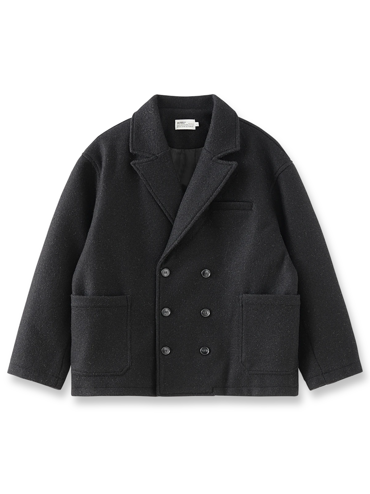 製品画像
レトロ ヘビー ウール ダブルブレストジャケットの全体像。730gのヘビーウール素材と縦ストライプのミックスカラー生地を使用し、クラシックなダブルブレストデザインが特徴。冬の暖かさとレトロな魅力を兼ね備えた一着。
詳細画像
ダブルブレストの前立てとU型パッチポケットのディテール。Hラインシルエットと微妙に落ちたショルダーのカッティングが、クラシックで洗練された印象を与え、実用性と装飾性を兼ね備えたデザイン。