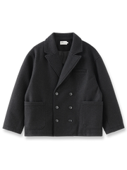 製品画像
レトロ ヘビー ウール ダブルブレストジャケットの全体像。730gのヘビーウール素材と縦ストライプのミックスカラー生地を使用し、クラシックなダブルブレストデザインが特徴。冬の暖かさとレトロな魅力を兼ね備えた一着。
詳細画像
ダブルブレストの前立てとU型パッチポケットのディテール。Hラインシルエットと微妙に落ちたショルダーのカッティングが、クラシックで洗練された印象を与え、実用性と装飾性を兼ね備えたデザイン。