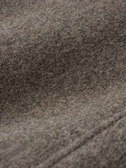 製品画像
レトロ ヘビー ウール ダブルブレストジャケットの全体像。730gのヘビーウール素材と縦ストライプのミックスカラー生地を使用し、クラシックなダブルブレストデザインが特徴。冬の暖かさとレトロな魅力を兼ね備えた一着。
詳細画像
ダブルブレストの前立てとU型パッチポケットのディテール。Hラインシルエットと微妙に落ちたショルダーのカッティングが、クラシックで洗練された印象を与え、実用性と装飾性を兼ね備えたデザイン。