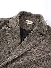 製品画像
レトロ ヘビー ウール ダブルブレストジャケットの全体像。730gのヘビーウール素材と縦ストライプのミックスカラー生地を使用し、クラシックなダブルブレストデザインが特徴。冬の暖かさとレトロな魅力を兼ね備えた一着。
詳細画像
ダブルブレストの前立てとU型パッチポケットのディテール。Hラインシルエットと微妙に落ちたショルダーのカッティングが、クラシックで洗練された印象を与え、実用性と装飾性を兼ね備えたデザイン。