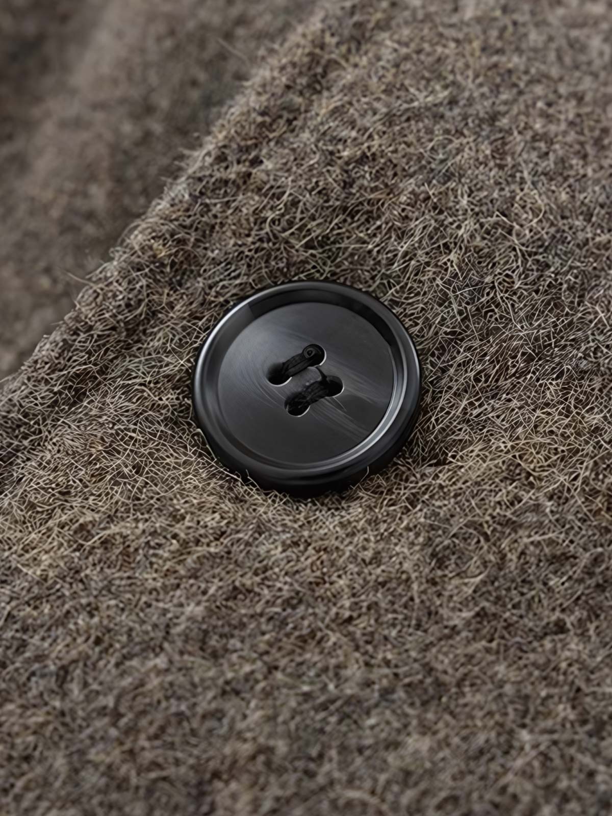 製品画像
レトロ ヘビー ウール ダブルブレストジャケットの全体像。730gのヘビーウール素材と縦ストライプのミックスカラー生地を使用し、クラシックなダブルブレストデザインが特徴。冬の暖かさとレトロな魅力を兼ね備えた一着。
詳細画像
ダブルブレストの前立てとU型パッチポケットのディテール。Hラインシルエットと微妙に落ちたショルダーのカッティングが、クラシックで洗練された印象を与え、実用性と装飾性を兼ね備えたデザイン。