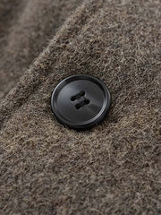 製品画像
レトロ ヘビー ウール ダブルブレストジャケットの全体像。730gのヘビーウール素材と縦ストライプのミックスカラー生地を使用し、クラシックなダブルブレストデザインが特徴。冬の暖かさとレトロな魅力を兼ね備えた一着。
詳細画像
ダブルブレストの前立てとU型パッチポケットのディテール。Hラインシルエットと微妙に落ちたショルダーのカッティングが、クラシックで洗練された印象を与え、実用性と装飾性を兼ね備えたデザイン。