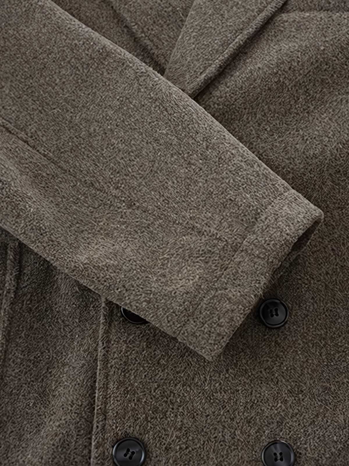 製品画像
レトロ ヘビー ウール ダブルブレストジャケットの全体像。730gのヘビーウール素材と縦ストライプのミックスカラー生地を使用し、クラシックなダブルブレストデザインが特徴。冬の暖かさとレトロな魅力を兼ね備えた一着。
詳細画像
ダブルブレストの前立てとU型パッチポケットのディテール。Hラインシルエットと微妙に落ちたショルダーのカッティングが、クラシックで洗練された印象を与え、実用性と装飾性を兼ね備えたデザイン。