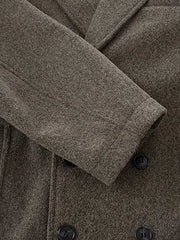 製品画像
レトロ ヘビー ウール ダブルブレストジャケットの全体像。730gのヘビーウール素材と縦ストライプのミックスカラー生地を使用し、クラシックなダブルブレストデザインが特徴。冬の暖かさとレトロな魅力を兼ね備えた一着。
詳細画像
ダブルブレストの前立てとU型パッチポケットのディテール。Hラインシルエットと微妙に落ちたショルダーのカッティングが、クラシックで洗練された印象を与え、実用性と装飾性を兼ね備えたデザイン。