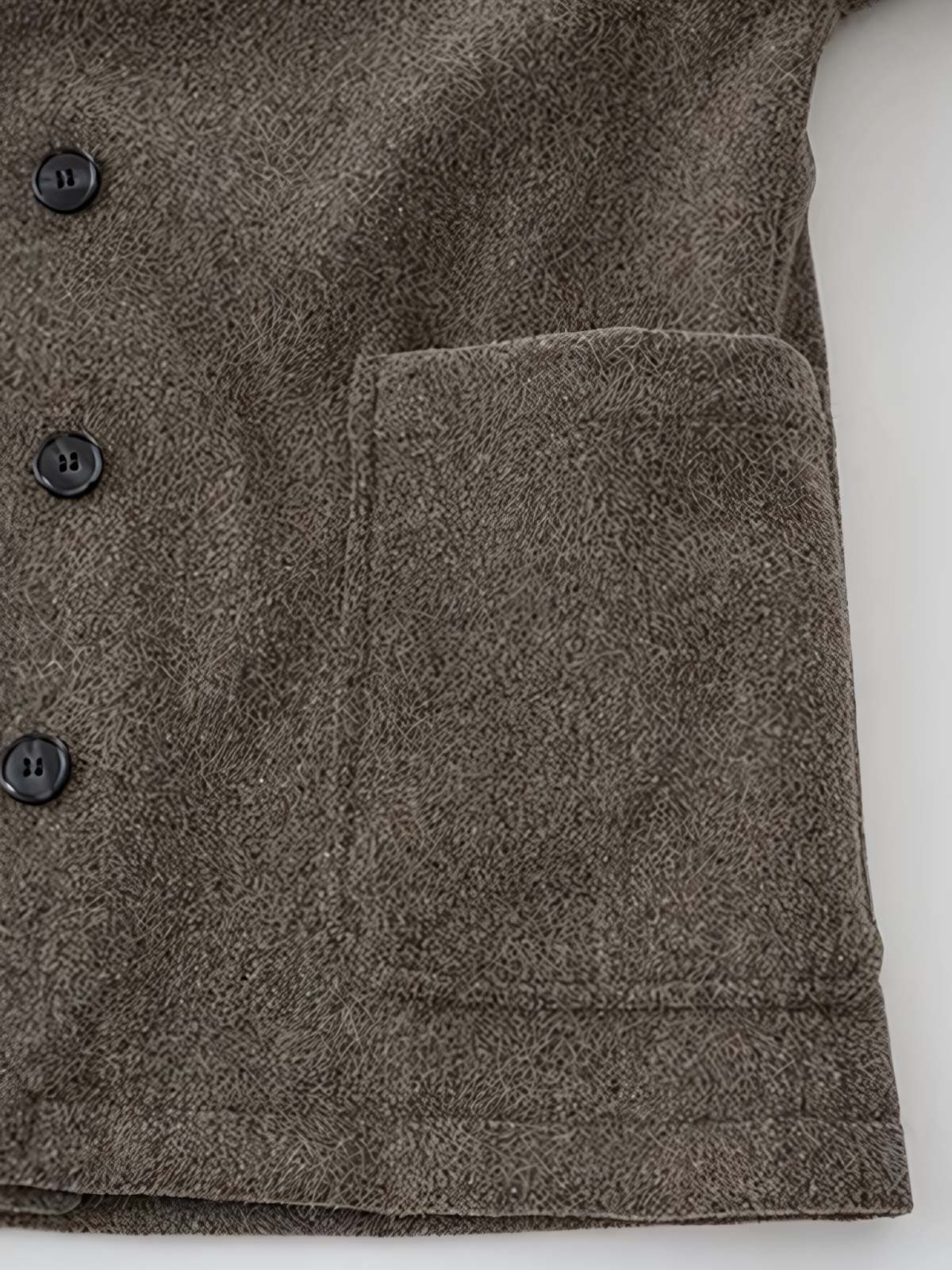 製品画像
レトロ ヘビー ウール ダブルブレストジャケットの全体像。730gのヘビーウール素材と縦ストライプのミックスカラー生地を使用し、クラシックなダブルブレストデザインが特徴。冬の暖かさとレトロな魅力を兼ね備えた一着。
詳細画像
ダブルブレストの前立てとU型パッチポケットのディテール。Hラインシルエットと微妙に落ちたショルダーのカッティングが、クラシックで洗練された印象を与え、実用性と装飾性を兼ね備えたデザイン。