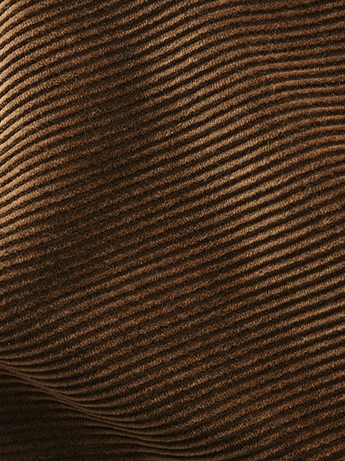 製品画像
ヘビーウェイトコーデュロイカジュアルパンツ全体イメージ。300g天然コットンを使用したコーデュロイ素材にローストソルト加工を施し、豊かな風合いと奥行きのあるテクスチャーを実現。ストレートシルエットで快適な履き心地。
詳細画像
ローストソルト加工を施したヘビーウェイトコーデュロイ素材のディテール。斜めポケットがデザイン性と実用性を兼ね備え、自然な色褪せ感と豊かなテクスチャーが特徴。