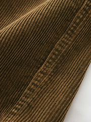 製品画像
ヘビーウェイトコーデュロイカジュアルパンツ全体イメージ。300g天然コットンを使用したコーデュロイ素材にローストソルト加工を施し、豊かな風合いと奥行きのあるテクスチャーを実現。ストレートシルエットで快適な履き心地。
詳細画像
ローストソルト加工を施したヘビーウェイトコーデュロイ素材のディテール。斜めポケットがデザイン性と実用性を兼ね備え、自然な色褪せ感と豊かなテクスチャーが特徴。