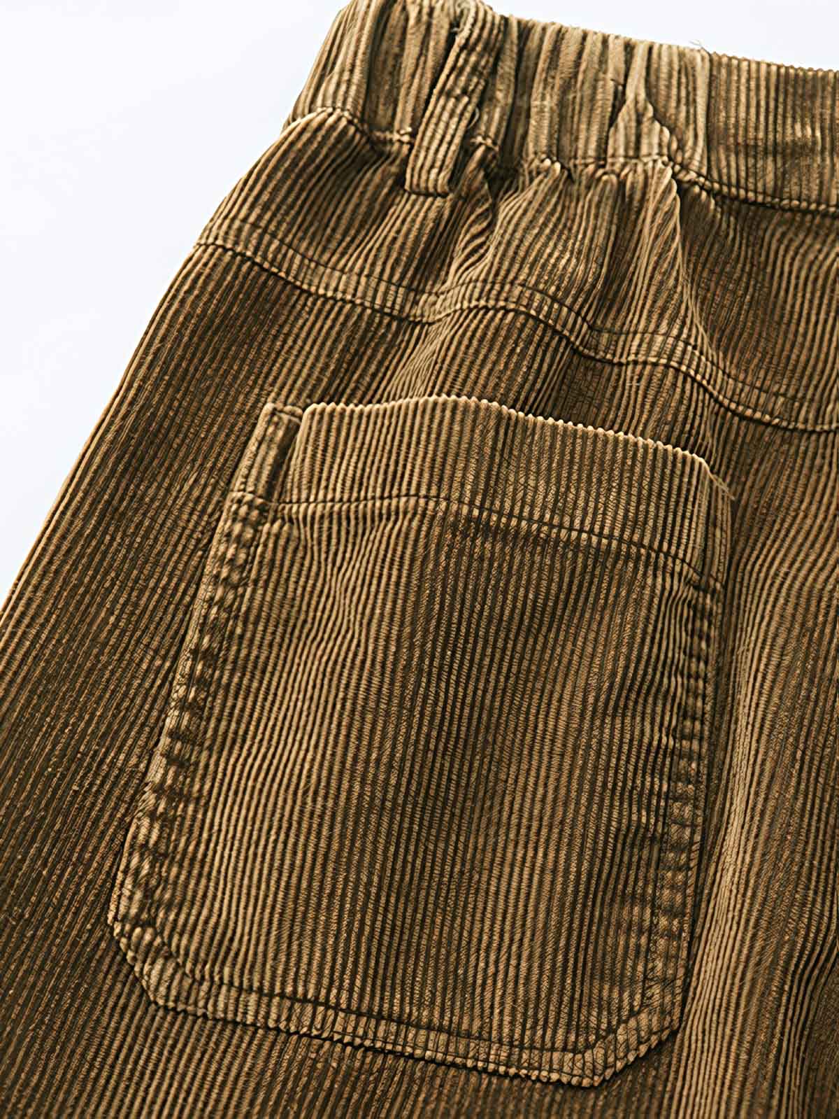 製品画像
ヘビーウェイトコーデュロイカジュアルパンツ全体イメージ。300g天然コットンを使用したコーデュロイ素材にローストソルト加工を施し、豊かな風合いと奥行きのあるテクスチャーを実現。ストレートシルエットで快適な履き心地。
詳細画像
ローストソルト加工を施したヘビーウェイトコーデュロイ素材のディテール。斜めポケットがデザイン性と実用性を兼ね備え、自然な色褪せ感と豊かなテクスチャーが特徴。
