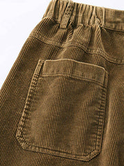 製品画像
ヘビーウェイトコーデュロイカジュアルパンツ全体イメージ。300g天然コットンを使用したコーデュロイ素材にローストソルト加工を施し、豊かな風合いと奥行きのあるテクスチャーを実現。ストレートシルエットで快適な履き心地。
詳細画像
ローストソルト加工を施したヘビーウェイトコーデュロイ素材のディテール。斜めポケットがデザイン性と実用性を兼ね備え、自然な色褪せ感と豊かなテクスチャーが特徴。