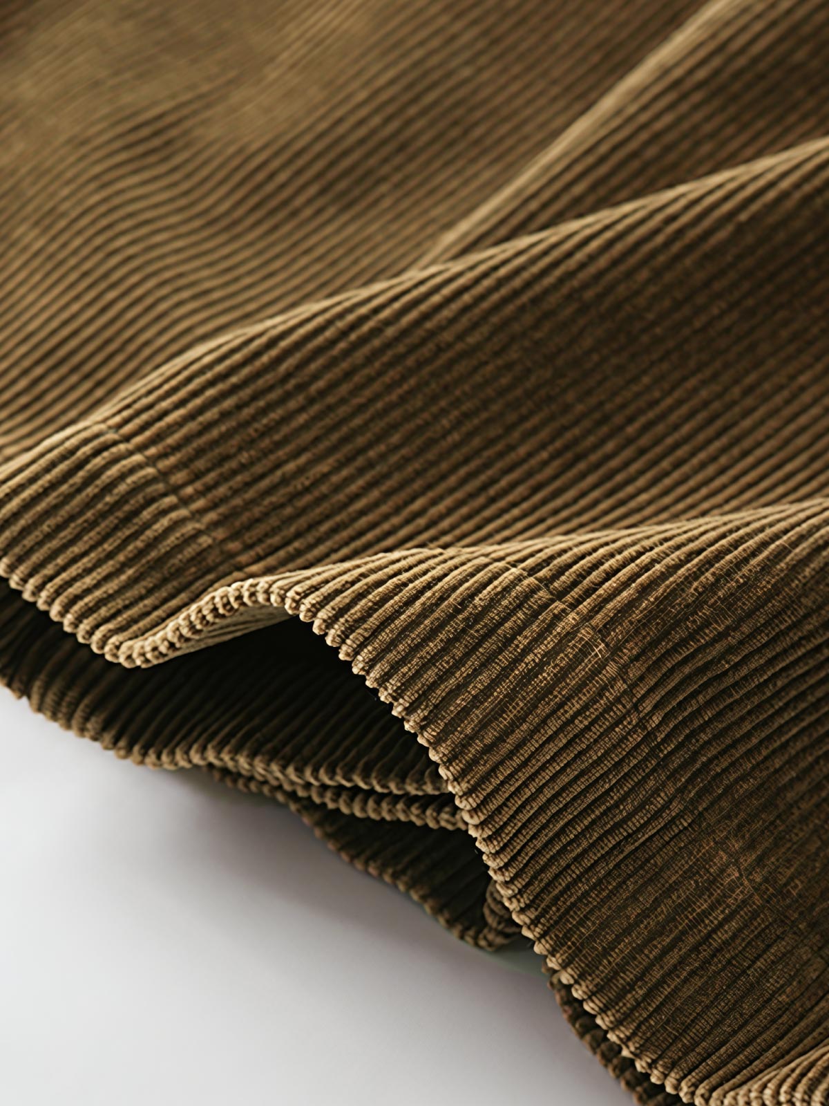 製品画像
ヘビーウェイトコーデュロイカジュアルパンツ全体イメージ。300g天然コットンを使用したコーデュロイ素材にローストソルト加工を施し、豊かな風合いと奥行きのあるテクスチャーを実現。ストレートシルエットで快適な履き心地。
詳細画像
ローストソルト加工を施したヘビーウェイトコーデュロイ素材のディテール。斜めポケットがデザイン性と実用性を兼ね備え、自然な色褪せ感と豊かなテクスチャーが特徴。