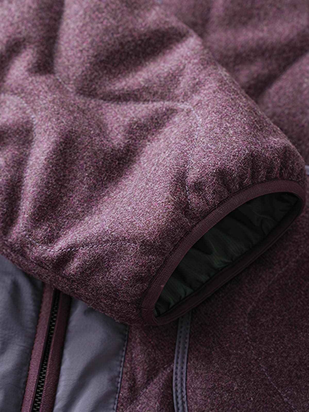 製品画像
3M™ シンサレートウールブレンドジャケット全体イメージ。高密度の3M™ シンサレートキルティングとグラフェン裏地を融合し、寒い冬の日常やアウトドア活動に最適な暖かさと快適性を提供。
詳細画像
3M™ シンサレートキルティングの質感と、YKK製メタルジッパーのディテール。ウールブレンド素材に加え、速乾性と滑らかな触り心地の裏地が特徴で、耐久性と実用性を兼ね備えたデザイン。