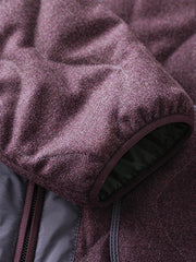 製品画像
3M™ シンサレートウールブレンドジャケット全体イメージ。高密度の3M™ シンサレートキルティングとグラフェン裏地を融合し、寒い冬の日常やアウトドア活動に最適な暖かさと快適性を提供。
詳細画像
3M™ シンサレートキルティングの質感と、YKK製メタルジッパーのディテール。ウールブレンド素材に加え、速乾性と滑らかな触り心地の裏地が特徴で、耐久性と実用性を兼ね備えたデザイン。