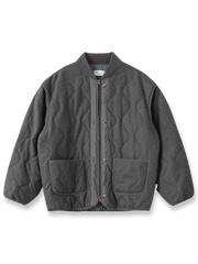 製品画像
3M™ シンサレートウールブレンドジャケット全体イメージ。高密度の3M™ シンサレートキルティングとグラフェン裏地を融合し、寒い冬の日常やアウトドア活動に最適な暖かさと快適性を提供。
詳細画像
3M™ シンサレートキルティングの質感と、YKK製メタルジッパーのディテール。ウールブレンド素材に加え、速乾性と滑らかな触り心地の裏地が特徴で、耐久性と実用性を兼ね備えたデザイン。