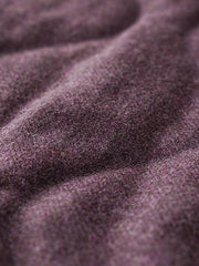 製品画像
3M™ シンサレートウールブレンドジャケット全体イメージ。高密度の3M™ シンサレートキルティングとグラフェン裏地を融合し、寒い冬の日常やアウトドア活動に最適な暖かさと快適性を提供。
詳細画像
3M™ シンサレートキルティングの質感と、YKK製メタルジッパーのディテール。ウールブレンド素材に加え、速乾性と滑らかな触り心地の裏地が特徴で、耐久性と実用性を兼ね備えたデザイン。