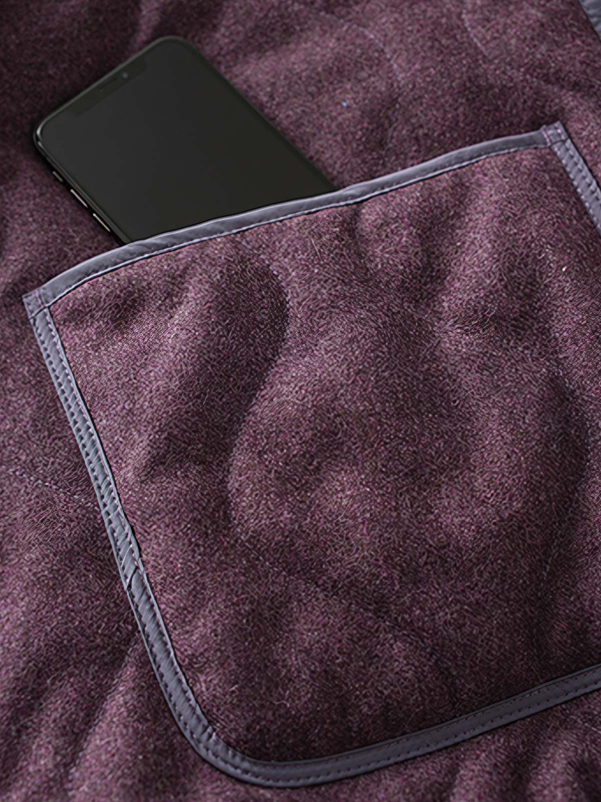 製品画像
3M™ シンサレートウールブレンドジャケット全体イメージ。高密度の3M™ シンサレートキルティングとグラフェン裏地を融合し、寒い冬の日常やアウトドア活動に最適な暖かさと快適性を提供。
詳細画像
3M™ シンサレートキルティングの質感と、YKK製メタルジッパーのディテール。ウールブレンド素材に加え、速乾性と滑らかな触り心地の裏地が特徴で、耐久性と実用性を兼ね備えたデザイン。