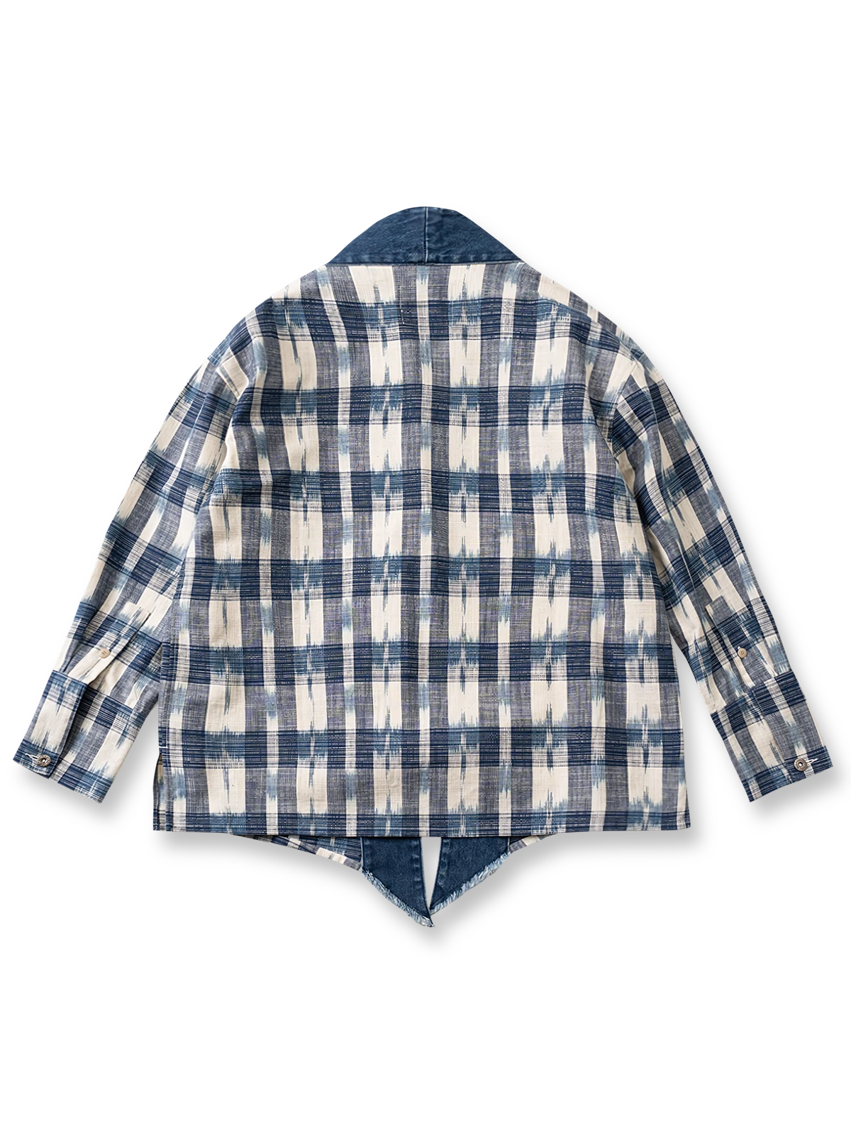 製品画像
デニムパッチワークとチェック柄を融合させた竹節編みコットン&リネン素材のはんてん全体イメージ。伝統的なはんてんデザインに現代的な要素を加え、軽やかで快適な着心地を提供。
詳細画像
デニムパッチワークとチェック柄素材のディテール。竹節編みコットン&リネン素材が通気性と軽さを実現し、視覚的な立体感を加えるデザイン。