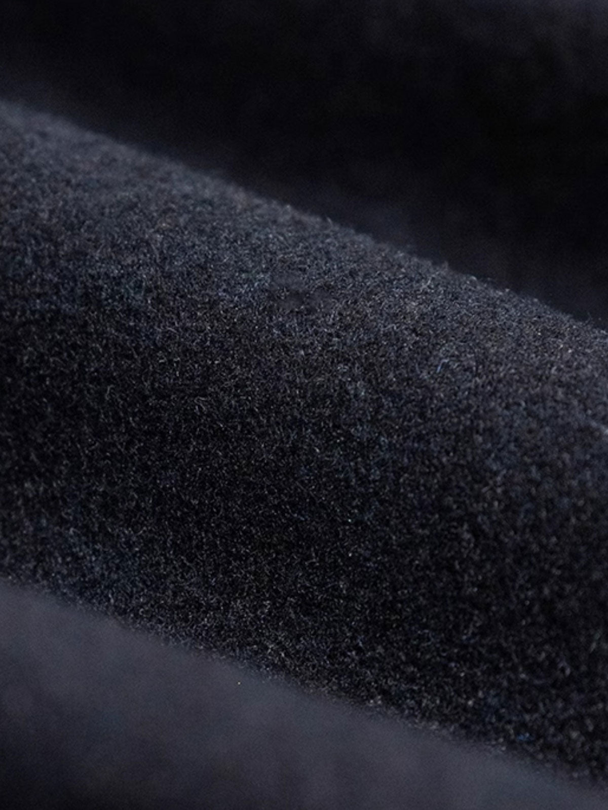 製品画像
ウール混ロング丈フード付きダッフルコート全体イメージ。クラシックな木製トグルボタンと取り外し可能なストームフラップを備え、現代的な保温性能とヴィンテージ感を兼ね備えた一着。
詳細画像
WWI時代のデザインを反映した木製トグルボタンと取り外し可能なストームフラップのディテール。160gウォッシャブルコットン中綿が暖かさと快適さを提供。