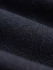 製品画像
ウール混ロング丈フード付きダッフルコート全体イメージ。クラシックな木製トグルボタンと取り外し可能なストームフラップを備え、現代的な保温性能とヴィンテージ感を兼ね備えた一着。
詳細画像
WWI時代のデザインを反映した木製トグルボタンと取り外し可能なストームフラップのディテール。160gウォッシャブルコットン中綿が暖かさと快適さを提供。