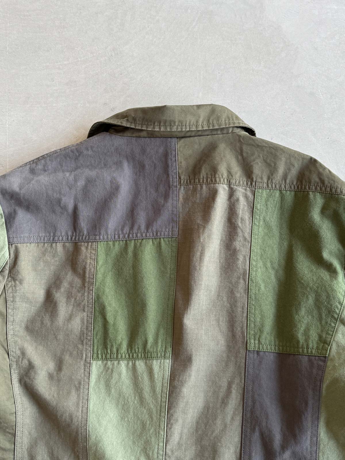 製品画像
パッチワーク ホースハイド ハンティングジャケットの正面全体イメージ。伝統的なパッチワークデザインと高級感あるホースハイドポケットが特徴的で、ヴィンテージ感漂う一着。
詳細画像
ホースハイドポケットと純銅リベットのディテール。ウォッシュ加工仕上げの100%コットン素材が耐久性と快適さを提供。