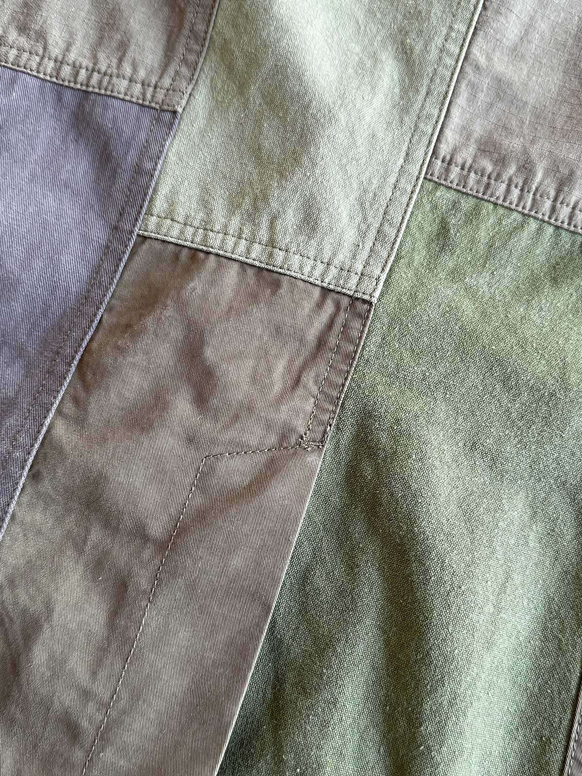 製品画像
パッチワーク ホースハイド ハンティングジャケットの正面全体イメージ。伝統的なパッチワークデザインと高級感あるホースハイドポケットが特徴的で、ヴィンテージ感漂う一着。
詳細画像
ホースハイドポケットと純銅リベットのディテール。ウォッシュ加工仕上げの100%コットン素材が耐久性と快適さを提供。