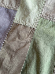 製品画像
パッチワーク ホースハイド ハンティングジャケットの正面全体イメージ。伝統的なパッチワークデザインと高級感あるホースハイドポケットが特徴的で、ヴィンテージ感漂う一着。
詳細画像
ホースハイドポケットと純銅リベットのディテール。ウォッシュ加工仕上げの100%コットン素材が耐久性と快適さを提供。