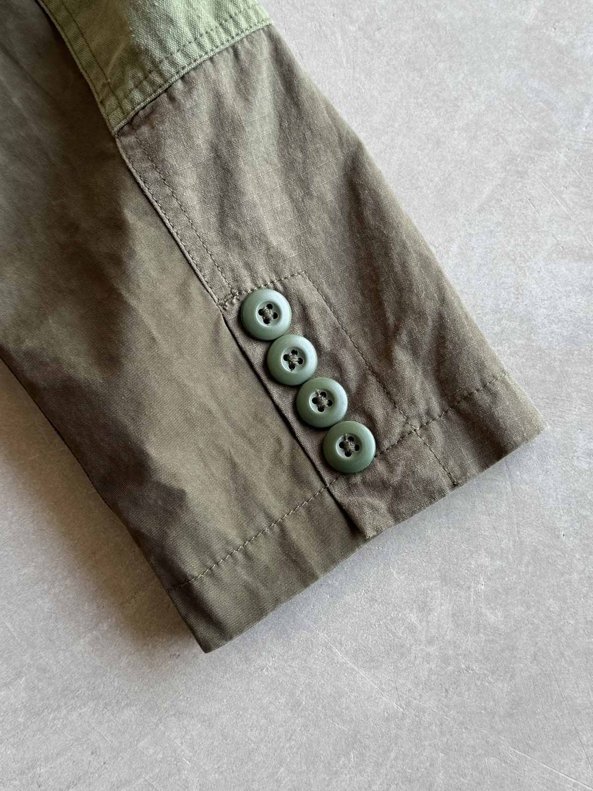 製品画像
パッチワーク ホースハイド ハンティングジャケットの正面全体イメージ。伝統的なパッチワークデザインと高級感あるホースハイドポケットが特徴的で、ヴィンテージ感漂う一着。
詳細画像
ホースハイドポケットと純銅リベットのディテール。ウォッシュ加工仕上げの100%コットン素材が耐久性と快適さを提供。