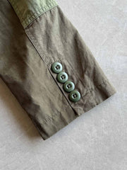 製品画像
パッチワーク ホースハイド ハンティングジャケットの正面全体イメージ。伝統的なパッチワークデザインと高級感あるホースハイドポケットが特徴的で、ヴィンテージ感漂う一着。
詳細画像
ホースハイドポケットと純銅リベットのディテール。ウォッシュ加工仕上げの100%コットン素材が耐久性と快適さを提供。