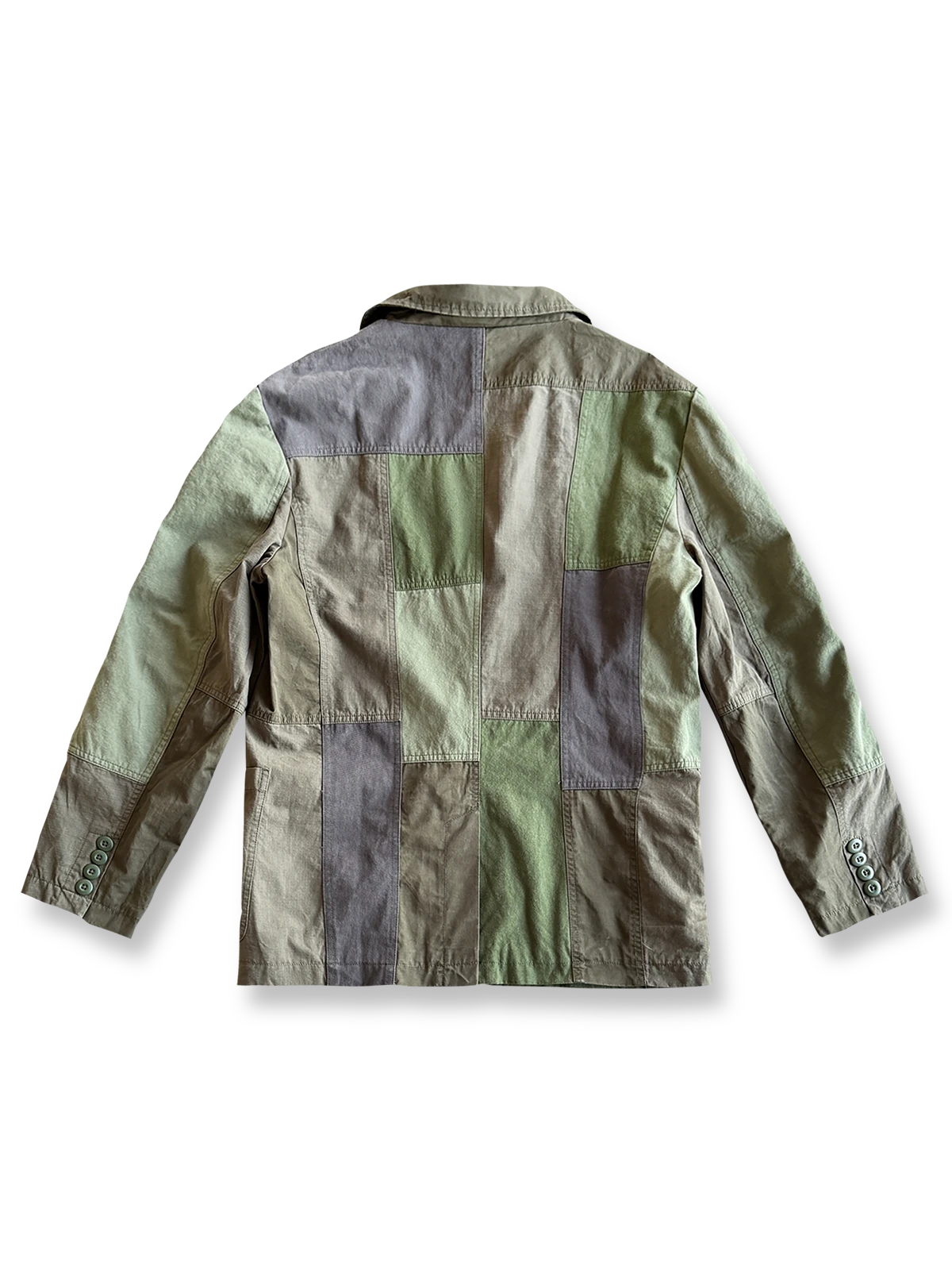 製品画像
パッチワーク ホースハイド ハンティングジャケットの正面全体イメージ。伝統的なパッチワークデザインと高級感あるホースハイドポケットが特徴的で、ヴィンテージ感漂う一着。
詳細画像
ホースハイドポケットと純銅リベットのディテール。ウォッシュ加工仕上げの100%コットン素材が耐久性と快適さを提供。