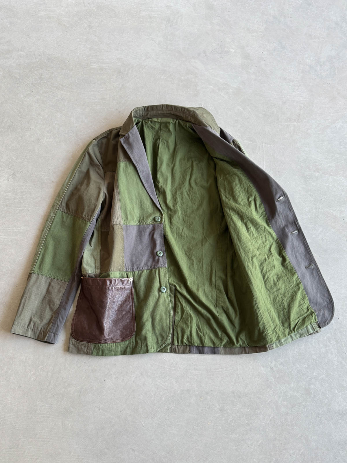 製品画像
パッチワーク ホースハイド ハンティングジャケットの正面全体イメージ。伝統的なパッチワークデザインと高級感あるホースハイドポケットが特徴的で、ヴィンテージ感漂う一着。
詳細画像
ホースハイドポケットと純銅リベットのディテール。ウォッシュ加工仕上げの100%コットン素材が耐久性と快適さを提供。