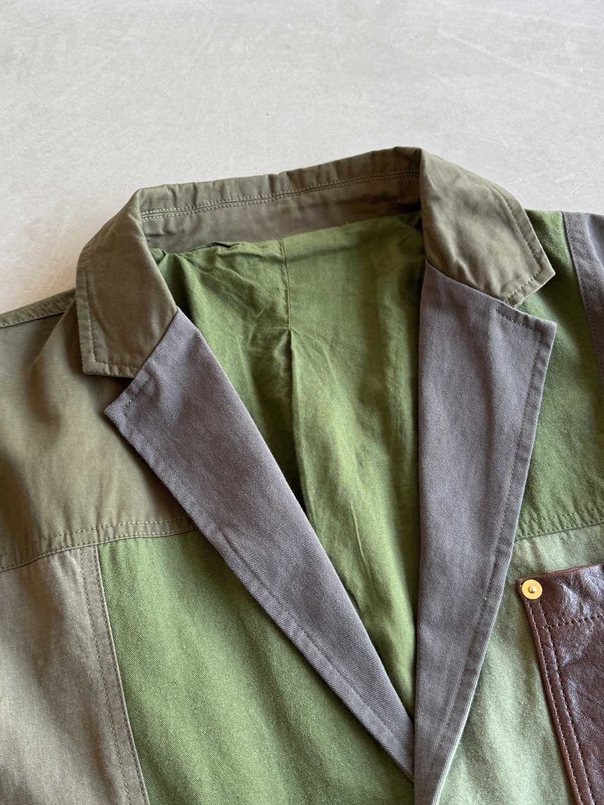 製品画像
パッチワーク ホースハイド ハンティングジャケットの正面全体イメージ。伝統的なパッチワークデザインと高級感あるホースハイドポケットが特徴的で、ヴィンテージ感漂う一着。
詳細画像
ホースハイドポケットと純銅リベットのディテール。ウォッシュ加工仕上げの100%コットン素材が耐久性と快適さを提供。