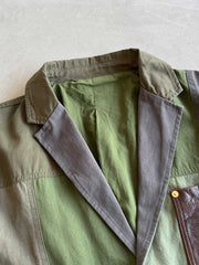 製品画像
パッチワーク ホースハイド ハンティングジャケットの正面全体イメージ。伝統的なパッチワークデザインと高級感あるホースハイドポケットが特徴的で、ヴィンテージ感漂う一着。
詳細画像
ホースハイドポケットと純銅リベットのディテール。ウォッシュ加工仕上げの100%コットン素材が耐久性と快適さを提供。