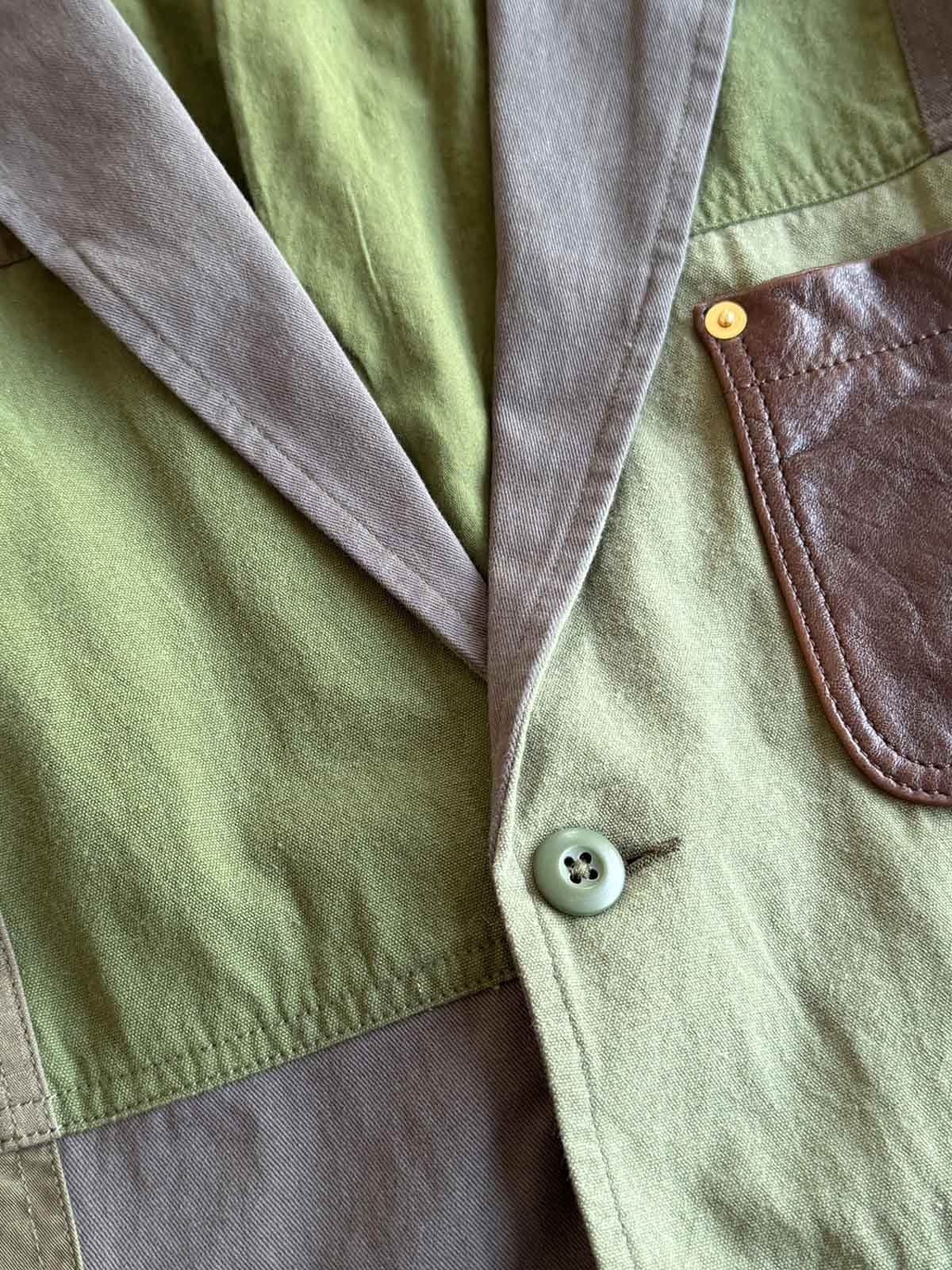 製品画像
パッチワーク ホースハイド ハンティングジャケットの正面全体イメージ。伝統的なパッチワークデザインと高級感あるホースハイドポケットが特徴的で、ヴィンテージ感漂う一着。
詳細画像
ホースハイドポケットと純銅リベットのディテール。ウォッシュ加工仕上げの100%コットン素材が耐久性と快適さを提供。