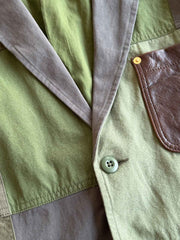 製品画像
パッチワーク ホースハイド ハンティングジャケットの正面全体イメージ。伝統的なパッチワークデザインと高級感あるホースハイドポケットが特徴的で、ヴィンテージ感漂う一着。
詳細画像
ホースハイドポケットと純銅リベットのディテール。ウォッシュ加工仕上げの100%コットン素材が耐久性と快適さを提供。