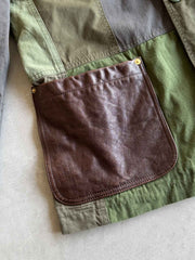 製品画像
パッチワーク ホースハイド ハンティングジャケットの正面全体イメージ。伝統的なパッチワークデザインと高級感あるホースハイドポケットが特徴的で、ヴィンテージ感漂う一着。
詳細画像
ホースハイドポケットと純銅リベットのディテール。ウォッシュ加工仕上げの100%コットン素材が耐久性と快適さを提供。