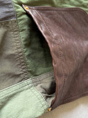 製品画像
パッチワーク ホースハイド ハンティングジャケットの正面全体イメージ。伝統的なパッチワークデザインと高級感あるホースハイドポケットが特徴的で、ヴィンテージ感漂う一着。
詳細画像
ホースハイドポケットと純銅リベットのディテール。ウォッシュ加工仕上げの100%コットン素材が耐久性と快適さを提供。