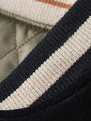 製品画像
1950年代アラスカをテーマにしたヴィンテージ刺繍リバーシブルスカジャン。片面はブラックベルベット素材にホッキョクグマ刺繍、もう片面はサテンポリエステルにアラスカ地図とトナカイ刺繍。どちらの面も印象的なデザインが施されています。
詳細画像
YKK製スライダージッパー、ライトニングデザインとホッキョクグマの刺繍ディテール。丁寧な仕上げが際立つ。