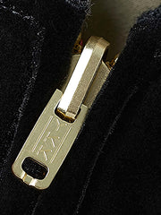 製品画像
1950年代アラスカをテーマにしたヴィンテージ刺繍リバーシブルスカジャン。片面はブラックベルベット素材にホッキョクグマ刺繍、もう片面はサテンポリエステルにアラスカ地図とトナカイ刺繍。どちらの面も印象的なデザインが施されています。
詳細画像
YKK製スライダージッパー、ライトニングデザインとホッキョクグマの刺繍ディテール。丁寧な仕上げが際立つ。