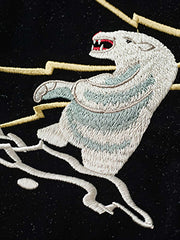 製品画像
1950年代アラスカをテーマにしたヴィンテージ刺繍リバーシブルスカジャン。片面はブラックベルベット素材にホッキョクグマ刺繍、もう片面はサテンポリエステルにアラスカ地図とトナカイ刺繍。どちらの面も印象的なデザインが施されています。
詳細画像
YKK製スライダージッパー、ライトニングデザインとホッキョクグマの刺繍ディテール。丁寧な仕上げが際立つ。