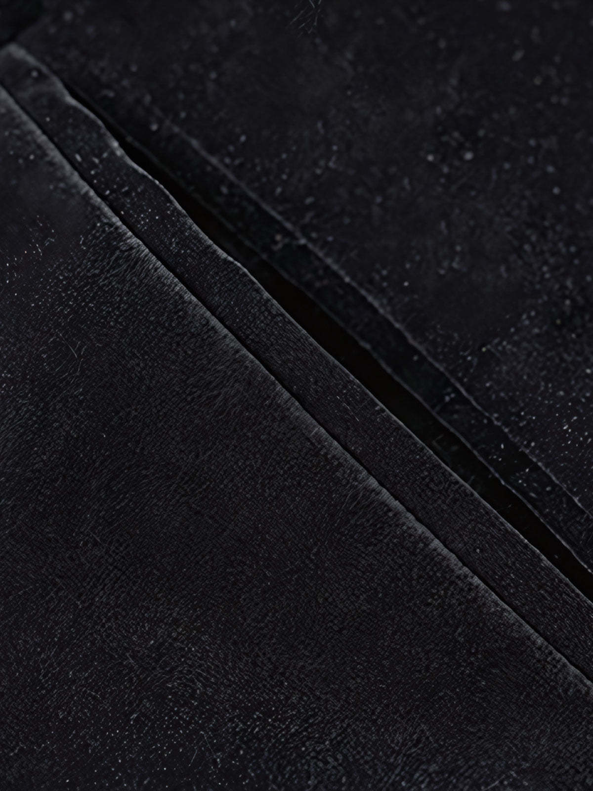 製品画像
1950年代アラスカをテーマにしたヴィンテージ刺繍リバーシブルスカジャン。片面はブラックベルベット素材にホッキョクグマ刺繍、もう片面はサテンポリエステルにアラスカ地図とトナカイ刺繍。どちらの面も印象的なデザインが施されています。
詳細画像
YKK製スライダージッパー、ライトニングデザインとホッキョクグマの刺繍ディテール。丁寧な仕上げが際立つ。