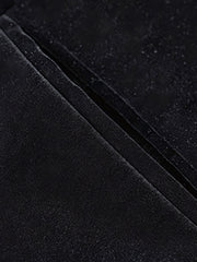 製品画像
1950年代アラスカをテーマにしたヴィンテージ刺繍リバーシブルスカジャン。片面はブラックベルベット素材にホッキョクグマ刺繍、もう片面はサテンポリエステルにアラスカ地図とトナカイ刺繍。どちらの面も印象的なデザインが施されています。
詳細画像
YKK製スライダージッパー、ライトニングデザインとホッキョクグマの刺繍ディテール。丁寧な仕上げが際立つ。