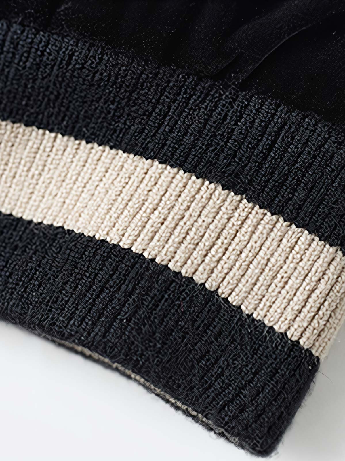 製品画像
1950年代アラスカをテーマにしたヴィンテージ刺繍リバーシブルスカジャン。片面はブラックベルベット素材にホッキョクグマ刺繍、もう片面はサテンポリエステルにアラスカ地図とトナカイ刺繍。どちらの面も印象的なデザインが施されています。
詳細画像
YKK製スライダージッパー、ライトニングデザインとホッキョクグマの刺繍ディテール。丁寧な仕上げが際立つ。