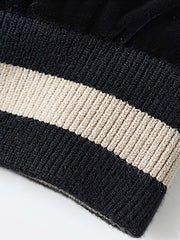 製品画像
1950年代アラスカをテーマにしたヴィンテージ刺繍リバーシブルスカジャン。片面はブラックベルベット素材にホッキョクグマ刺繍、もう片面はサテンポリエステルにアラスカ地図とトナカイ刺繍。どちらの面も印象的なデザインが施されています。
詳細画像
YKK製スライダージッパー、ライトニングデザインとホッキョクグマの刺繍ディテール。丁寧な仕上げが際立つ。