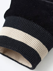 製品画像
1950年代アラスカをテーマにしたヴィンテージ刺繍リバーシブルスカジャン。片面はブラックベルベット素材にホッキョクグマ刺繍、もう片面はサテンポリエステルにアラスカ地図とトナカイ刺繍。どちらの面も印象的なデザインが施されています。
詳細画像
YKK製スライダージッパー、ライトニングデザインとホッキョクグマの刺繍ディテール。丁寧な仕上げが際立つ。