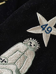 製品画像
1950年代アラスカをテーマにしたヴィンテージ刺繍リバーシブルスカジャン。片面はブラックベルベット素材にホッキョクグマ刺繍、もう片面はサテンポリエステルにアラスカ地図とトナカイ刺繍。どちらの面も印象的なデザインが施されています。
詳細画像
YKK製スライダージッパー、ライトニングデザインとホッキョクグマの刺繍ディテール。丁寧な仕上げが際立つ。