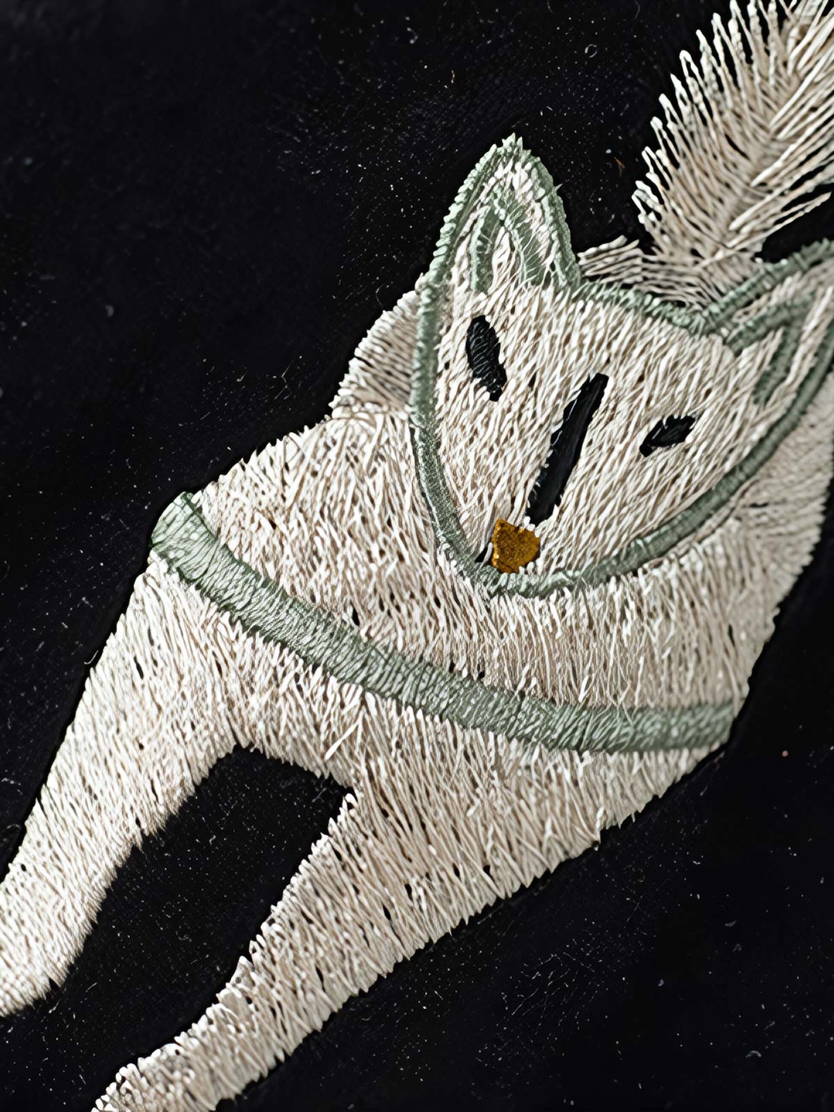 製品画像
1950年代アラスカをテーマにしたヴィンテージ刺繍リバーシブルスカジャン。片面はブラックベルベット素材にホッキョクグマ刺繍、もう片面はサテンポリエステルにアラスカ地図とトナカイ刺繍。どちらの面も印象的なデザインが施されています。
詳細画像
YKK製スライダージッパー、ライトニングデザインとホッキョクグマの刺繍ディテール。丁寧な仕上げが際立つ。