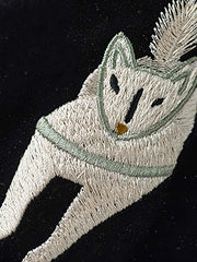 製品画像
1950年代アラスカをテーマにしたヴィンテージ刺繍リバーシブルスカジャン。片面はブラックベルベット素材にホッキョクグマ刺繍、もう片面はサテンポリエステルにアラスカ地図とトナカイ刺繍。どちらの面も印象的なデザインが施されています。
詳細画像
YKK製スライダージッパー、ライトニングデザインとホッキョクグマの刺繍ディテール。丁寧な仕上げが際立つ。