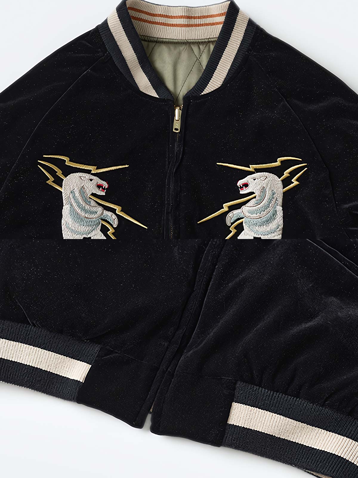 製品画像
1950年代アラスカをテーマにしたヴィンテージ刺繍リバーシブルスカジャン。片面はブラックベルベット素材にホッキョクグマ刺繍、もう片面はサテンポリエステルにアラスカ地図とトナカイ刺繍。どちらの面も印象的なデザインが施されています。
詳細画像
YKK製スライダージッパー、ライトニングデザインとホッキョクグマの刺繍ディテール。丁寧な仕上げが際立つ。